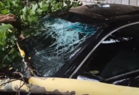 (VIDEO, FOTO) Olujno nevrijeme jutros protutnjalo kroz Trebinje: Pričinjena je VELIKA MATERIJALNA ŠTETA, oštećeni mnogi automobili