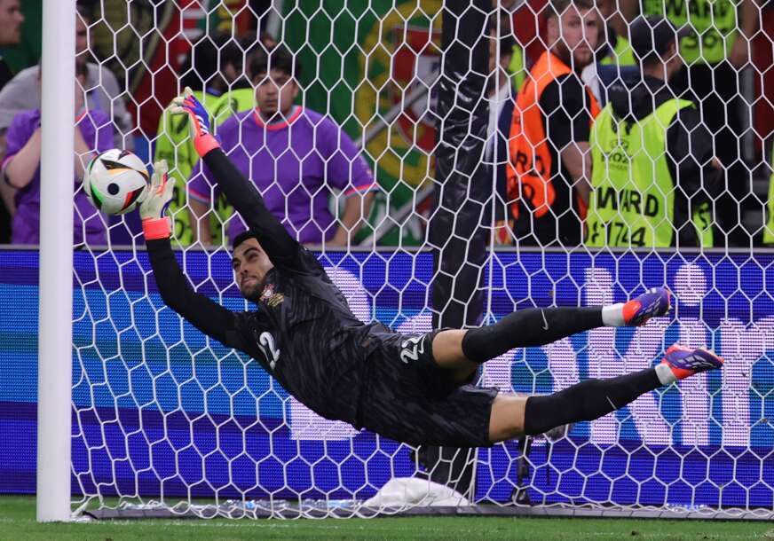 Diogo Kosta brani penal protiv Slovenije na EURO