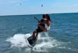 (FOTO) Zajedno surfuju na vodi: Dragana Mićalović uhvaćena sa MIŠIĆAVIM ADVOKATOM, ženama padaju vilice zbog njega