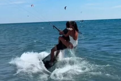 (FOTO) Zajedno surfuju na vodi: Dragana Mićalović uhvaćena sa MIŠIĆAVIM ADVOKATOM, ženama padaju vilice zbog njega