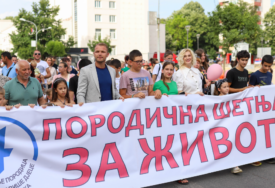 (FOTO) "Zajedno promovišemo prave vrijednosti" Stanivuković prisustvovao porodičnoj šetnji u Banjaluci, najavio kartice za bezbrižno i zdravo odrastanje