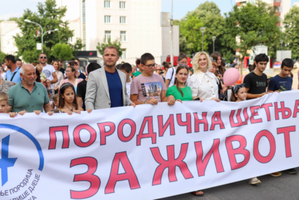 (FOTO) "Zajedno promovišemo prave vrijednosti" Stanivuković prisustvovao porodičnoj šetnji u Banjaluci, najavio kartice za bezbrižno i zdravo odrastanje