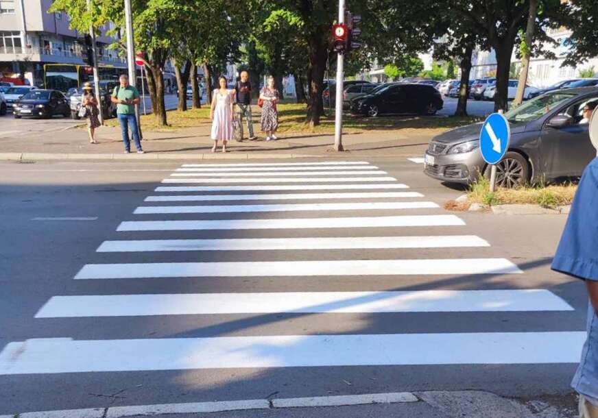 Vozači budite strpljivi: U toku je iscrtavanje SAOBRAĆAJNE SIGNALIZACIJE u više ulica na području grada