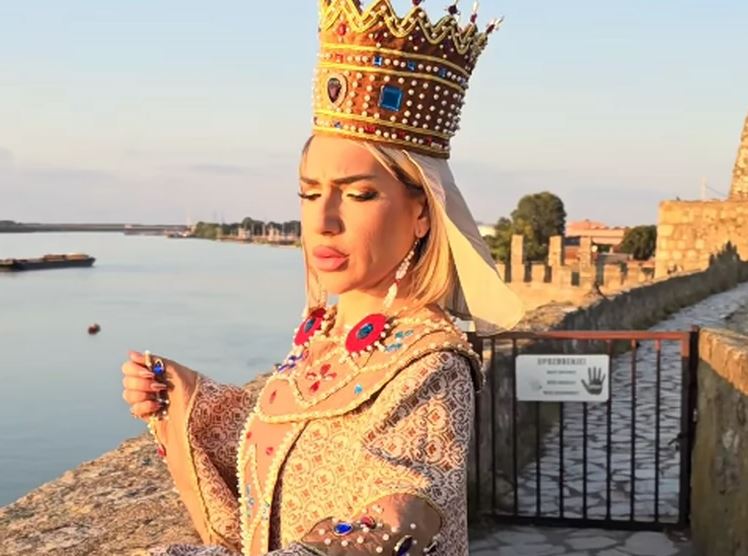 Jovana Jeremić u odori carice Milice