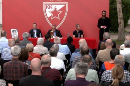 Crvena zvezda se oprostila od legende: Održana komemoracija Draganu Kapičiću