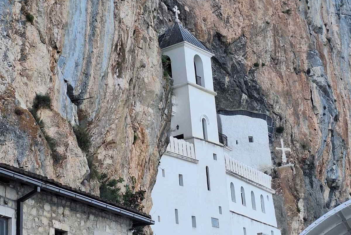 Ostrog, vjernici u svetinju nose vunene bijele čarape, evo zbog čega