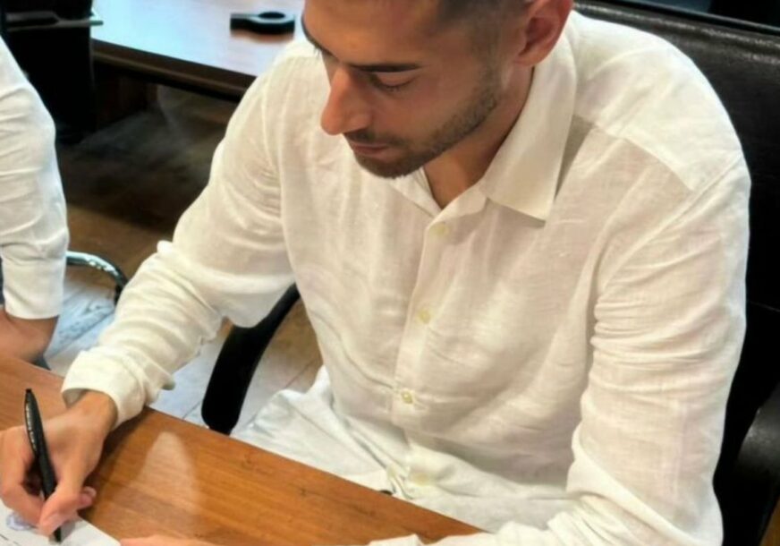 Mario Jurčević potpisuje ugovor
