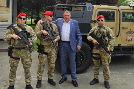 (FOTO) "SRPSKA JE SIGURNA" Dodik objavio fotografiju sa pripadnicima SAJ policije Srpske, pa poslao snažnu poruku