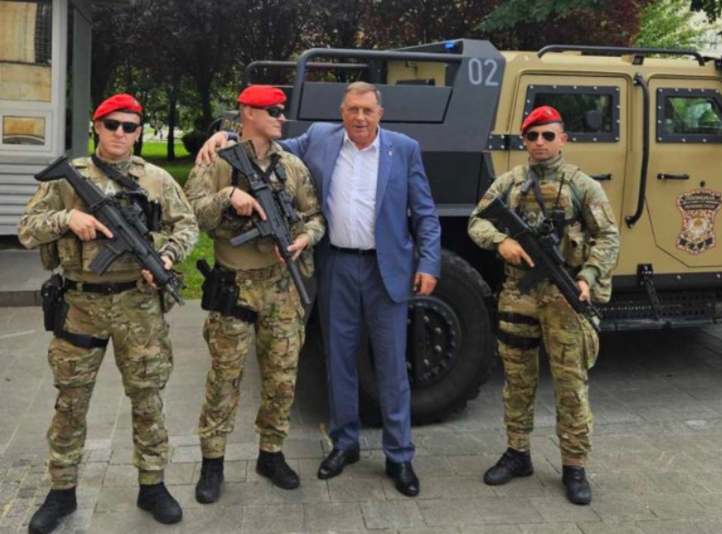 (FOTO) "SRPSKA JE SIGURNA" Dodik objavio fotografiju sa pripadnicima SAJ policije Srpske, pa poslao snažnu poruku