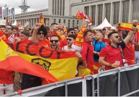 (VIDEO) LUDNICA U BERLINU Navijači Španije i Engleske napravili fantastičnu atmosferu pred finale EURO