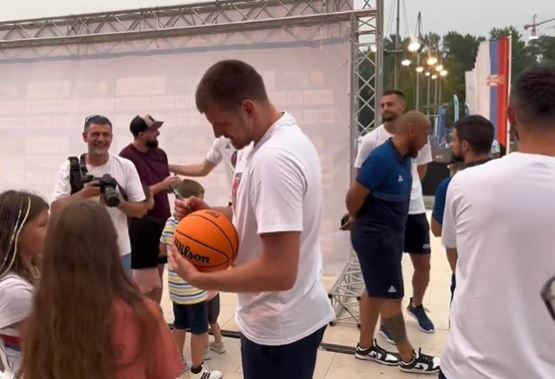 (VIDEO) Košarkaši stigli ispred Arene: Svi žele autogram Jokića
