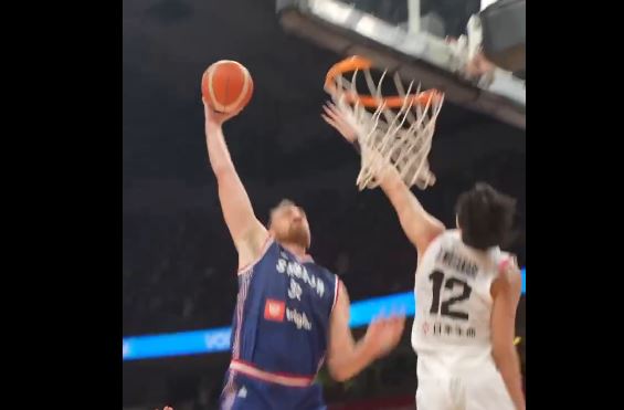 (VIDEO) SPEKTAKULARAN POTEZ SRBINA Nikola Milutinov izveo monstruozno zakucavanje