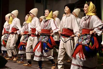 (FOTO) "Simbol posvećenosti očuvanju kulture i tradicije" Gradonačelnik Stanivuković na Petrovdanskom saboru u Potkozarju