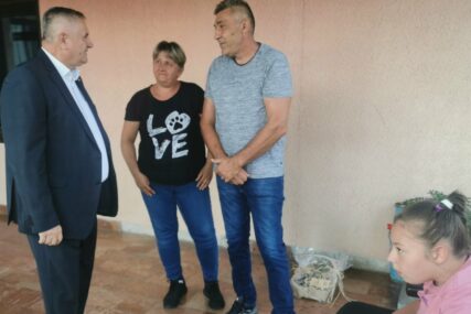 "ZASLUŽUJU ORDEN ZA HRABROST" Višković posjetio porodicu Borić i uručio im električna kolica za djevojčicu Anđelu  