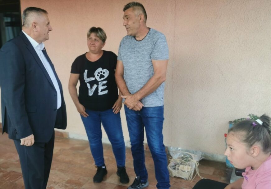 "ZASLUŽUJU ORDEN ZA HRABROST" Višković posjetio porodicu Borić i uručio im električna kolica za djevojčicu Anđelu  
