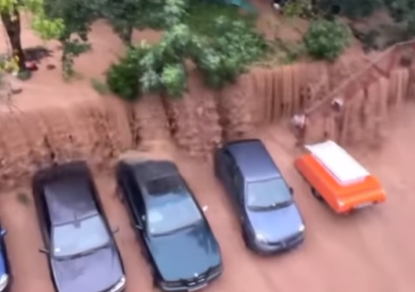 (VIDEO) POTOP U BEOGRADSKOM NASELJU Olujno nevrijeme nosi sve pred sobom, od ogromne količine padavina formirali se "vodopadi"