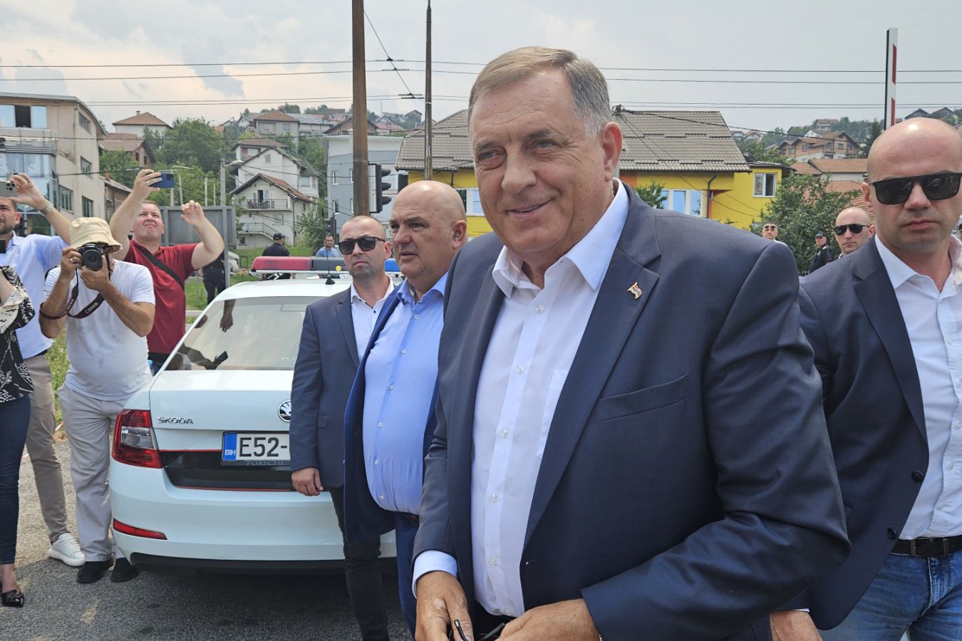 Milorad Dodik i Miloš Lukić ispred Suda BiH dočekani gromoglasnim aplauzom