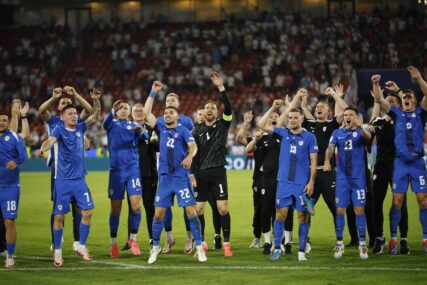 slovenački fudbaleri slave prolazak u osminu finala na EURO