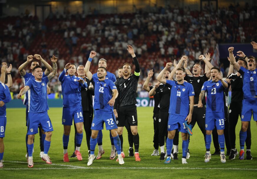 slovenački fudbaleri slave prolazak u osminu finala na EURO