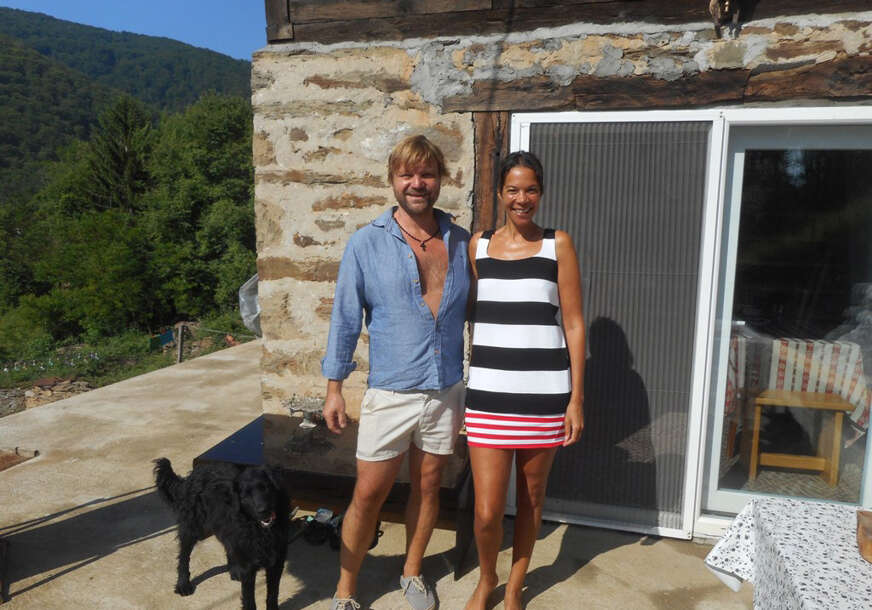 (FOTO) "Ovdje nas budi sunce kakvog nikad nema u Londonu" Engleskinja Feji postala SRPSKA SNAJKA I PRAVOSLAVKA, sada se zove Vera i sa svojim Draganom želi da OŽIVI PUSTO SELO KOD BRATUNCA