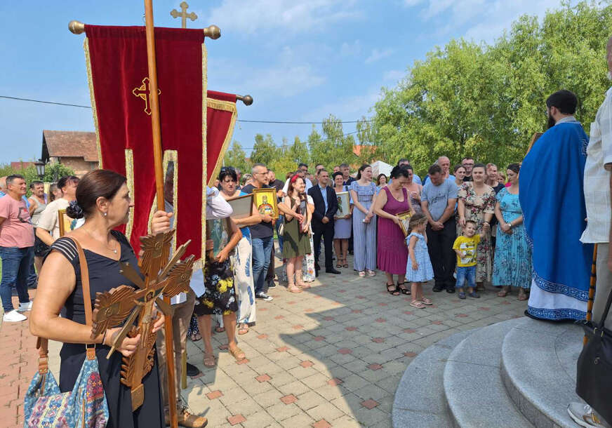 Slavlje u selu Lugovi kod Šamca: Stigao novi asfalt, i to baš na dan koji je za mještane praznik