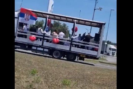 (VIDEO) KRASILA GA SRPSKA ZASTAVA Svatovi stigli na kamionu, društvo pravila i muzika