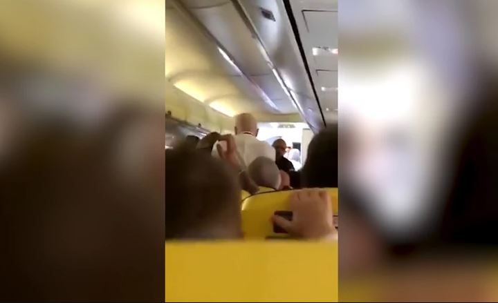 (VIDEO) ŽESTOK OKRŠAJ NA LETU Dvije porodice se potukle usred aviona, mnogim putnicima pozlilo, a ovo je razlog