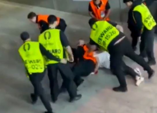 (VIDEO) Neviđeni skandal na EURO: Redari i obezbjeđenje tukli navijače zbog 50 evra