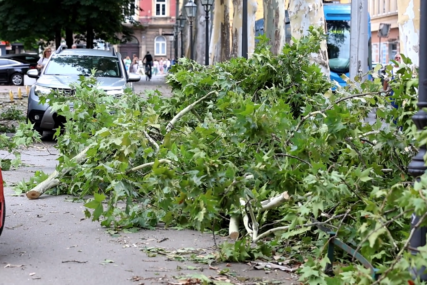 (VIDEO, FOTO) LETJELI KROVOVI SA KUĆA Strahovito nevrijeme pogodilo Zagreb, padala stabla, zaustavljeni tramvaji