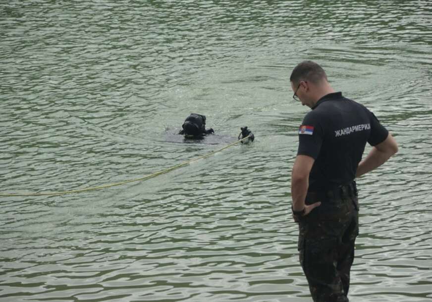 Policija pretražuje jezero