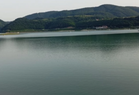 MUŠKARAC NESTAO BEZ TRAGA Užas na Zlatarskom jezeru, prevrnuo se sa gumenog čamca, ronioci satima PRETRAŽUJU TEREN