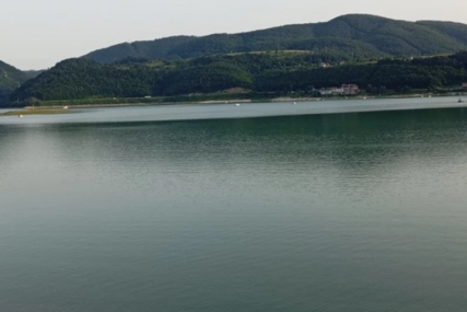 MUŠKARAC NESTAO BEZ TRAGA Užas na Zlatarskom jezeru, prevrnuo se sa gumenog čamca, ronioci satima PRETRAŽUJU TEREN