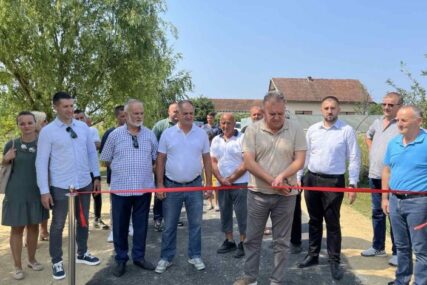 (FOTO) "Sada ćemo mnogo bezbjednije moći da vozimo bicikl" U Seferovce STIGAO NOVI ASFALT, djeca se posebno obradovala