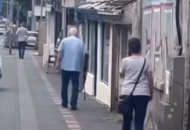 (VIDEO) DRAMA Muškarac (76) sa puškom šetao po ulici usred dana