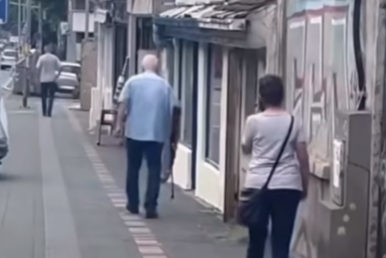 (VIDEO) DRAMA Muškarac (76) sa puškom šetao po ulici usred dana