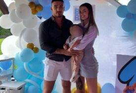 (FOTO) PONOVO ZAJEDNO Tara Simov i Danilo Raičević nakon skandala nasmijani proslavljaju sinov prvi rođendan