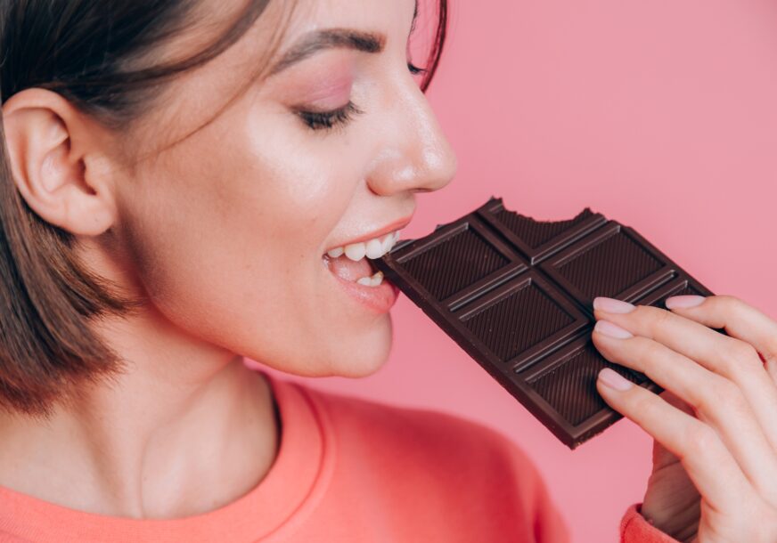 Djevojka jede čokoladu