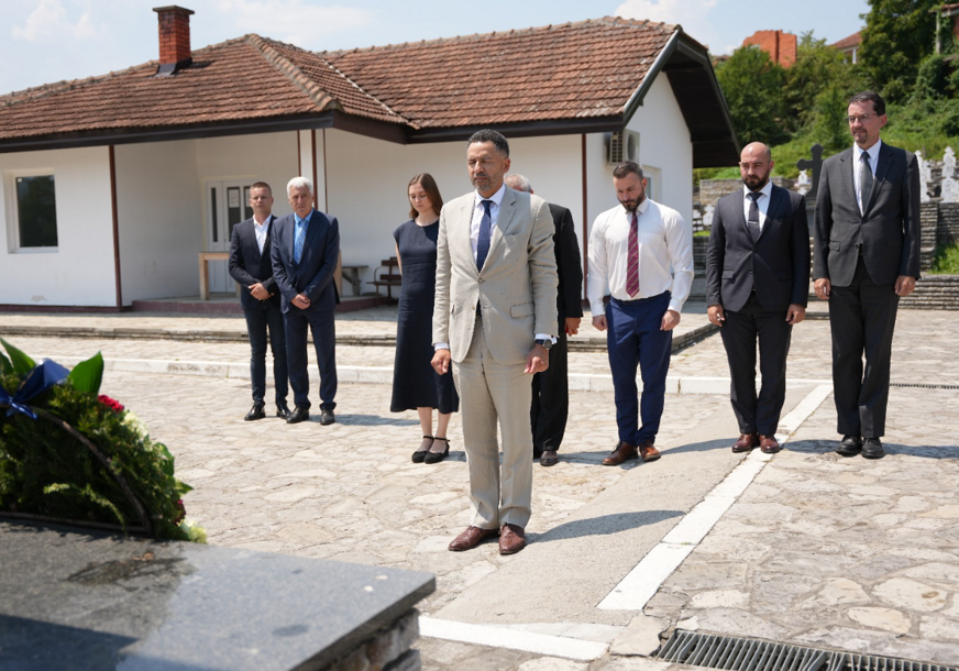 delegacija eu polaže vijence u Bratuncu