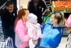(VIDEO) FOKUSIRALA SE NA KUPOVINU Krenula ka izlazu supermarketa sa djetetom u naručju, a onda je uslijedio šok