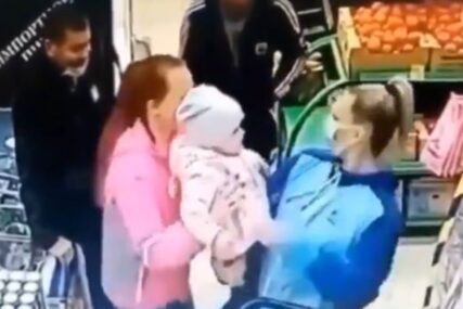 (VIDEO) FOKUSIRALA SE NA KUPOVINU Krenula ka izlazu supermarketa sa djetetom u naručju, a onda je uslijedio šok