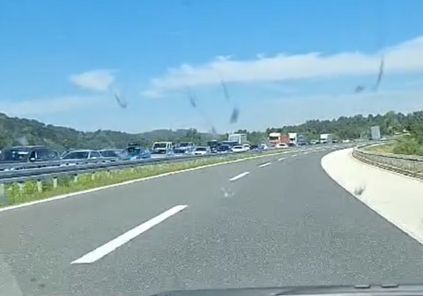 (VIDEO) Vozačima se apeluje da budu strpljivi: Ogromne gužve na auto-putu "9. januar" zbog obustave saobraćaja