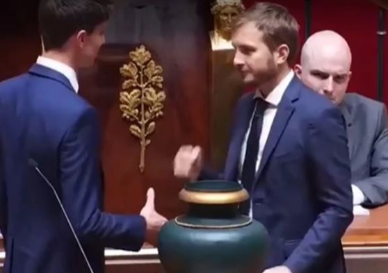 Niko neće da se rukuje sa poslanikom Marin Le Pen
