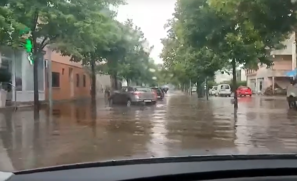 (VIDEO) (NE)UGODNO OSVJEŽENJE Nakon dugog toplotnog talasa pala jaka kiša u BiH, ulice jednog grada pod vodom