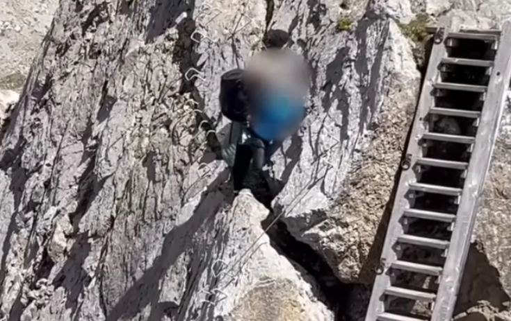 Planinar, dijete u naručju