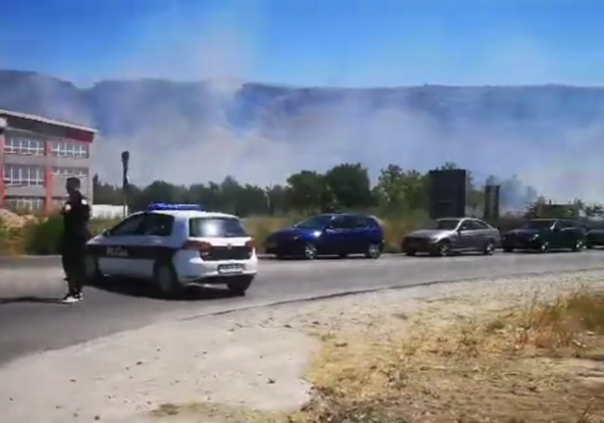(VIDEO) Ništa se ne vidi od dima: Ogroman požar u Mostaru, UGROŽENE I BENZINSKE PUMPE I KOMPANIJE, svi vatrogasci na terenu