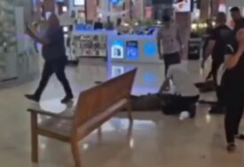 (VIDEO) Napad nožem u šoping centru u Izraelu: Totalni haos, ima ranjenih 