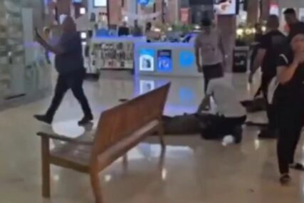 (VIDEO) Napad nožem u šoping centru u Izraelu: Totalni haos, ima ranjenih 