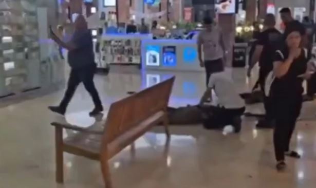 (VIDEO) Napad nožem u šoping centru u Izraelu: Totalni haos, ima ranjenih 