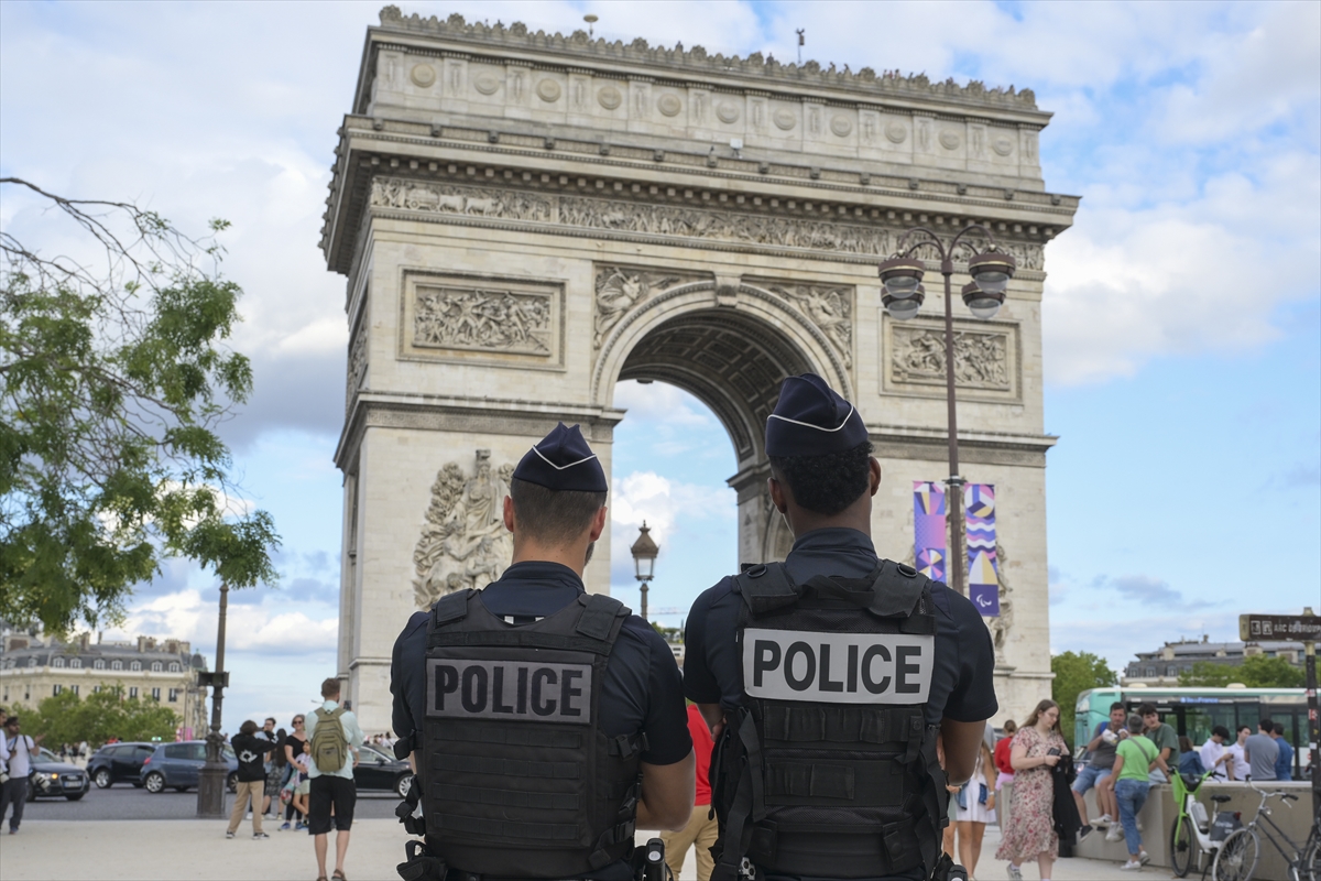 Muškarac autom uletio među ljude u Francuskoj, govorio “Alahu Akbar”