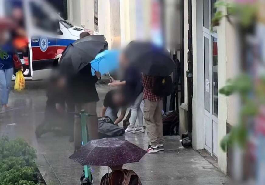 Ljudi pomažu djevojci
